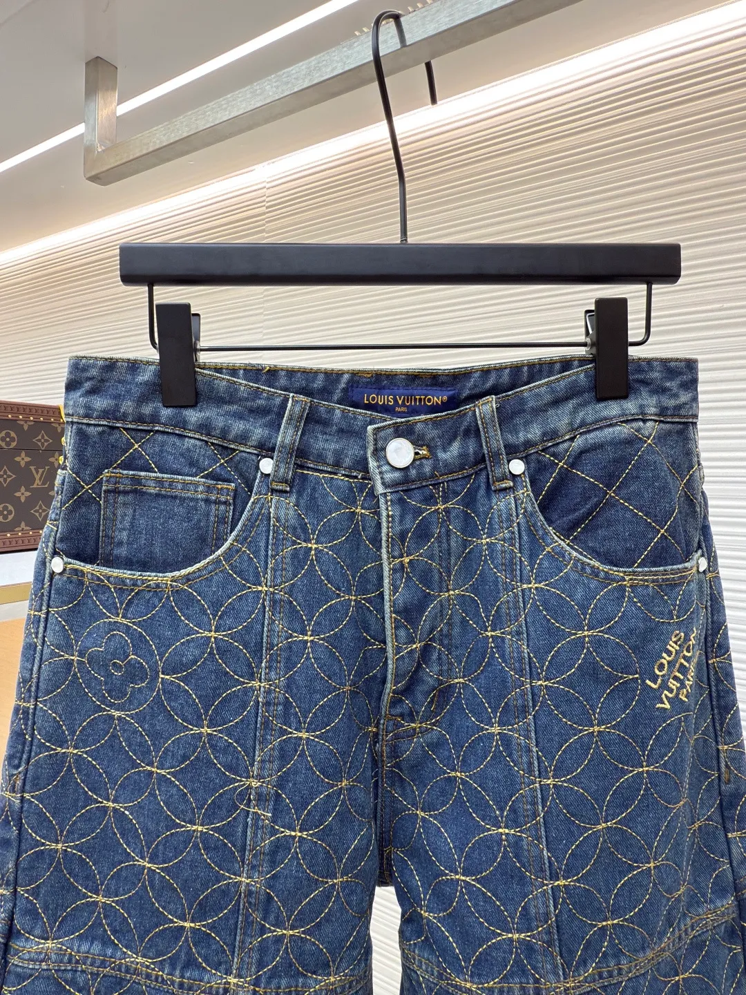 LOUIS VUITTON nigo boot line embroidered denim shorts ●Authentic product: Purchased and developed by 18073 ●Item number: 1680651-A85 ●Fabric: denim fabric ●Technology: jacquard embroidery production ●Version: fitted version ●Weight: about 900 grams ●Size: S-M-L-XL ●Description: Using embroidery pattern stitching, the rice grain full-frame embroidery process is characterized by using fine embroidery techniques to evenly and densely embroider patterns or patterns similar to the size of rice grains on the entire embroidery to achieve full coverage, exquisite and delicate visual effects. During embroidery, the use of stitches and embroidery threads forms small units similar to rice grains. These units are closely arranged to form the overall pattern. The craftsmanship is quite complex, giving people an artistic visual enjoyment. The inner cover is pieced together, and the one that comes into contact with the skin is cotton. The process is cumbersome and synchronized with the original version. The flat nails and door sill buttons are clearly and delicately engraved, the environmentally friendly electroplating adopts a bronze opening and closing design, the back waist leather plate has an iron-moulded pattern with contrasting colors, and is made of genuine first-layer cowhide suede. A full set of new accessories are customized simultaneously, and the details are handled perfectly. The skateboard has a straight design, a loose cut, wide and stylish, focusing on the comfort and freedom of wearing the upper body. Compatible with the same series, exclusive product. The overall wiring is straight and delicate, the fabric is comfortable and soft, and the color is consistent without color difference. It can be matched with the same style to create a fashionable look and control various occasions. Customized accessories, complete with three standards, same style for men and women!